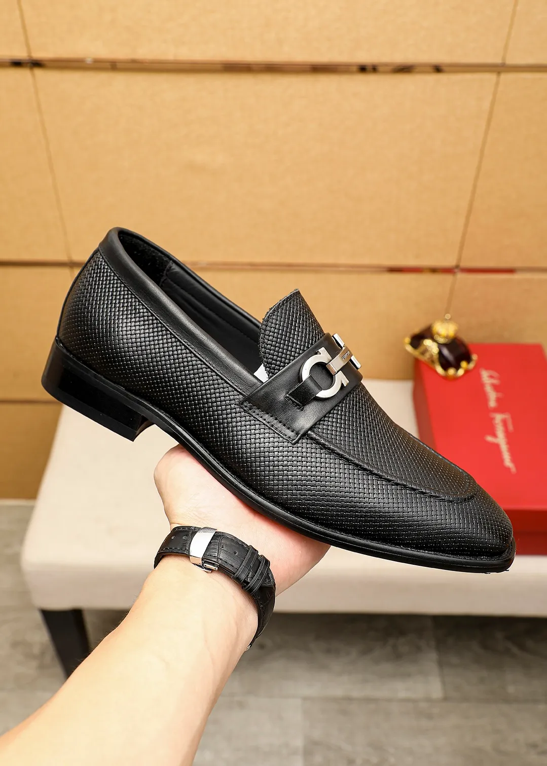 Men's shoes 💰462 💐 Product trademark: Ferragamo "Ferragamo" casual leather shoes Regular size: 38-44 (45.46🉑️customized) Product materials: Selected imported first-layer calfskin embossed upper + luxury hardware buckle, imported water-dyed cow leather lining. Strong three-dimensional visual effect, original outsole color: 2 colors available